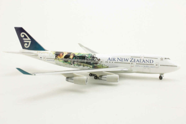 Boeing 747-400 Air New Zealand Lord of the Rings "Frodo" ZK-NBV Herpa 560894 1:400 – Bild 2