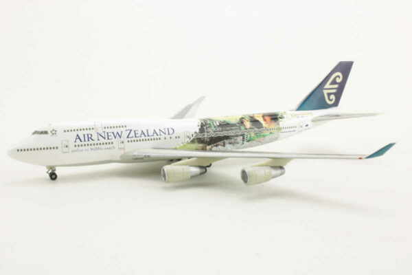 Boeing 747-400 Air New Zealand Lord of the Rings "Frodo" ZK-NBV Herpa 560894 1:400 – Bild 3