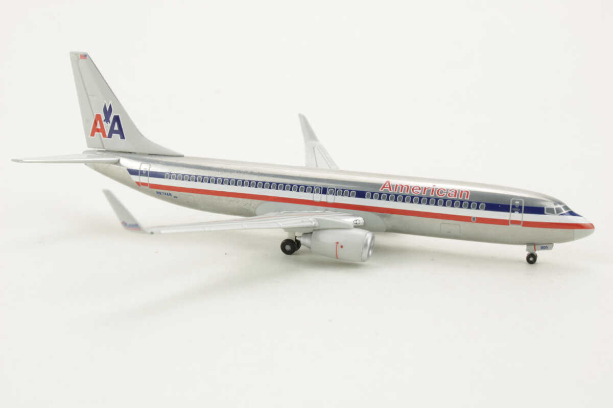 Boeing 737-800 American Airlines Herpa 561631 1:400 - Image 2