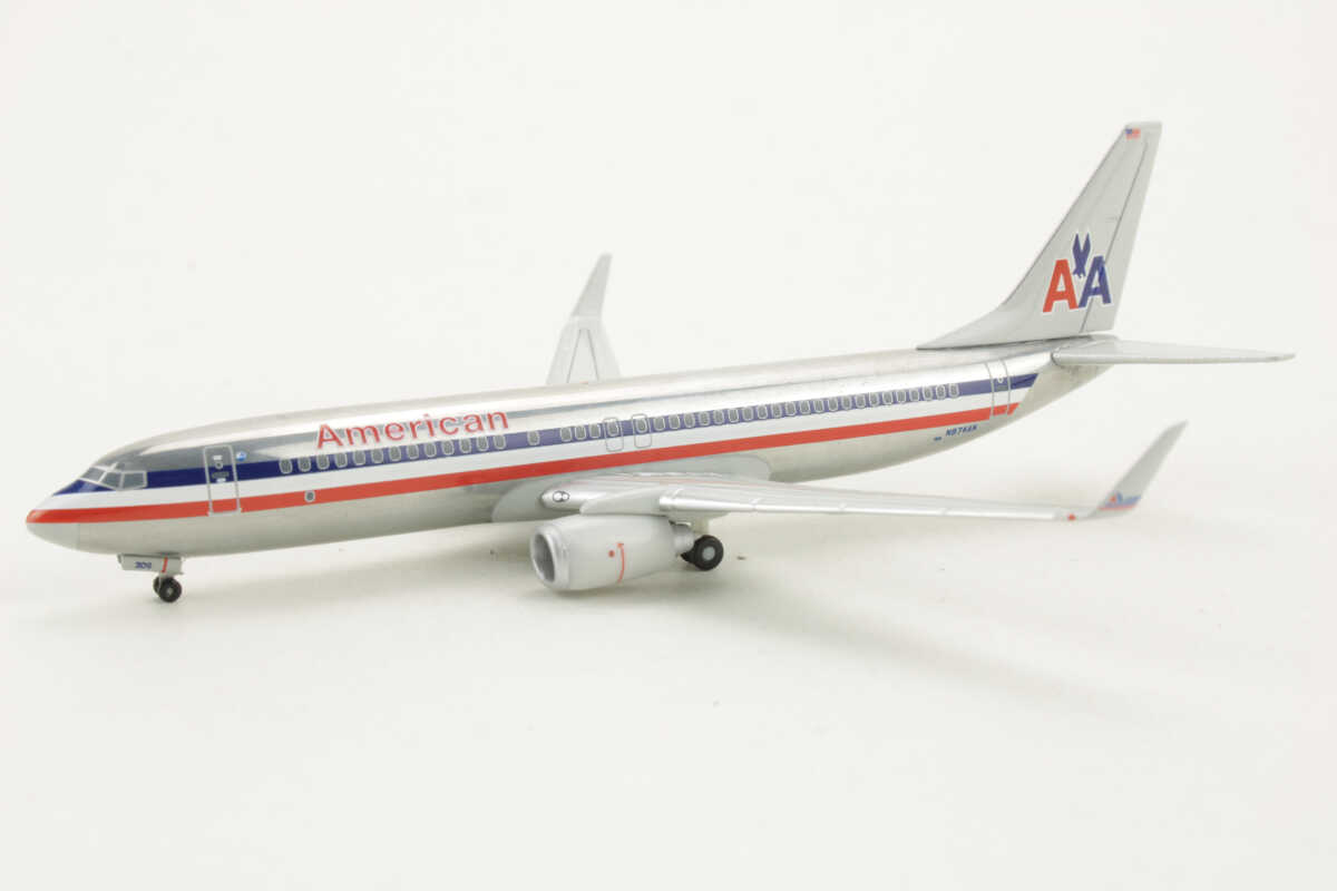 Boeing 737-800 American Airlines Herpa 561631 1:400 - Image 3