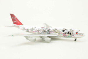 Alternative view of Boeing 747-400 JAL Dream Express "Friends" JA8908 Herpa JDE009A 1:500