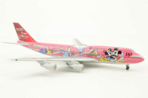 Alternative view of Boeing 747-400 JAL Dream Express "Sweet" JA8904 Herpa JDE009B 1:500