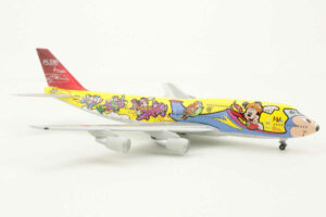 Alternative view of Boeing 747-400 JAL Dream Express "Dream Story" JA8084 Herpa JDE009F 1:500