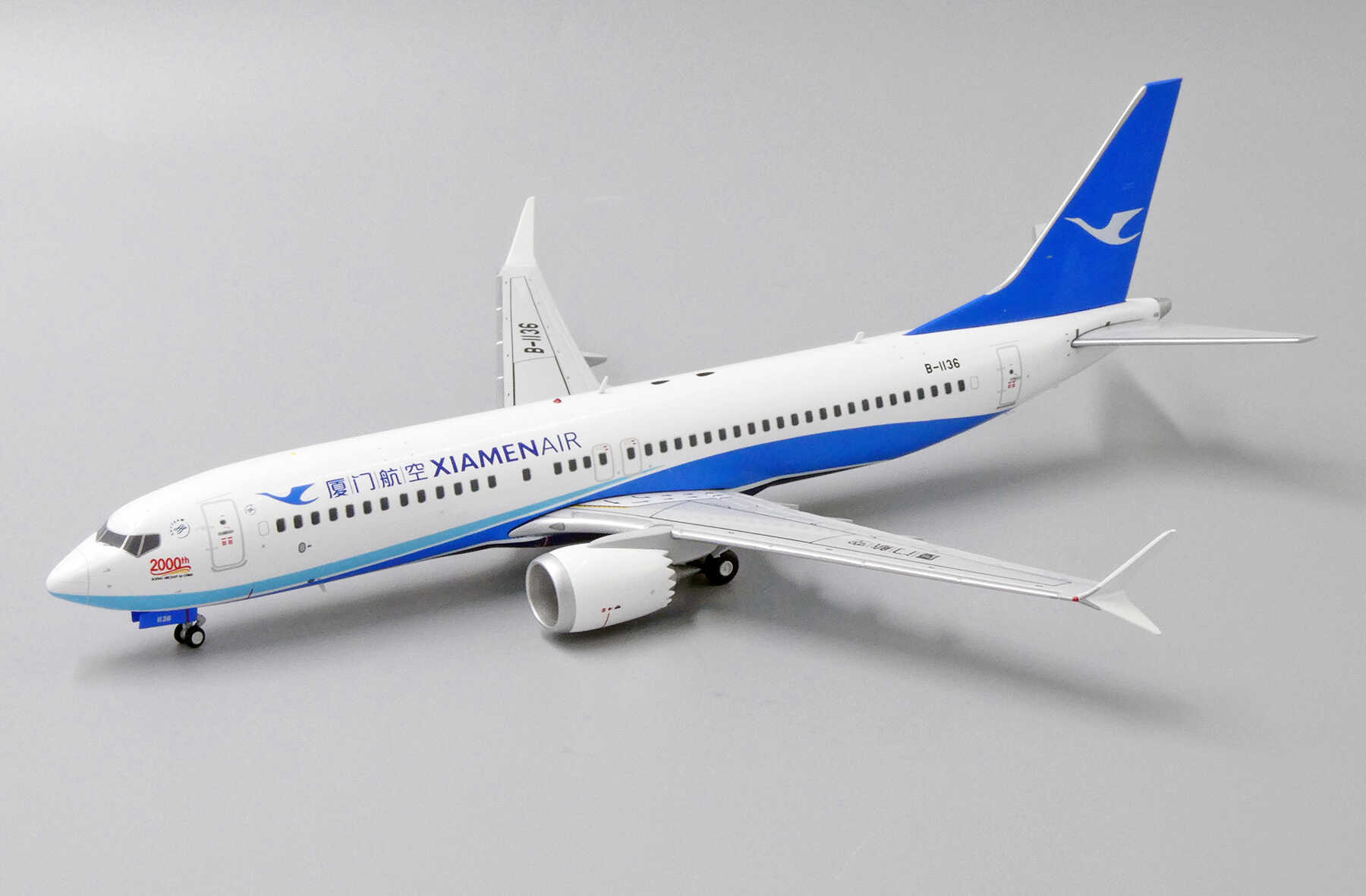 JC WINGS LH2135 1/200 XIAMEN AIRLINES BOEING 737-8 MAX 2000TH B-1136 WITH STAND 