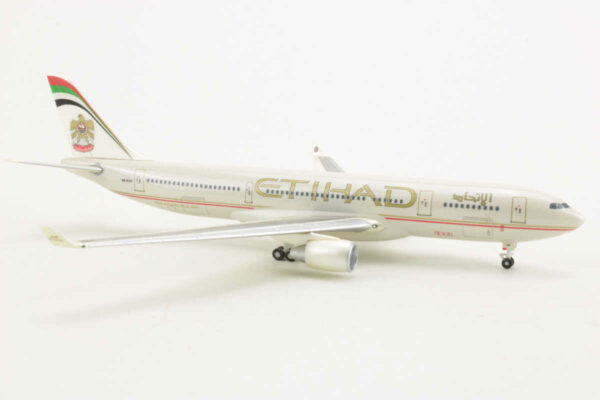 Airbus A330-200 Etihad Airways A6-AUH Herpa 561174 1:400 - Image 2