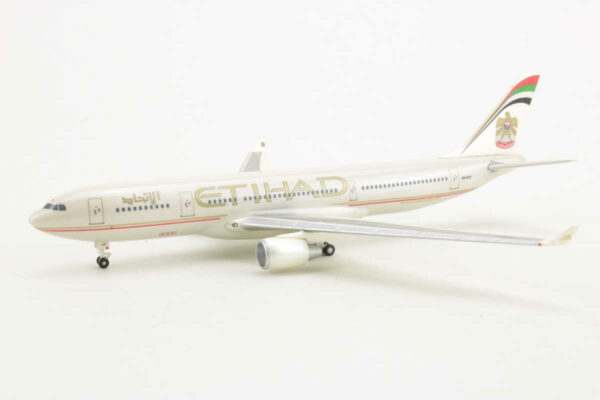 Airbus A330-200 Etihad Airways A6-AUH Herpa 561174 1:400 - Image 3