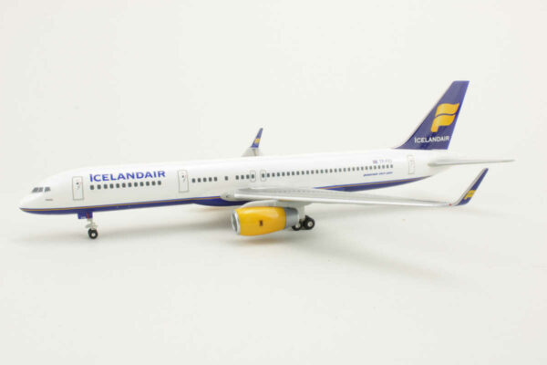 Boeing 757-200 Icelandair TF-FIO Herpa 550536 1:200 – Bild 3