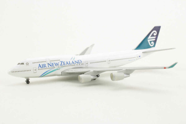 Boeing 747-400 Air New Zealand ZK-NBV Herpa 500678 1:500 – Bild 3