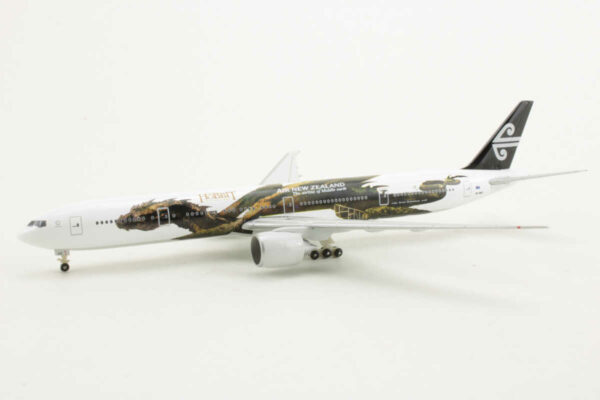 Boeing 777-300ER Air New Zealand "The Hobbit" ZK-OKO Sky500 0771NZ 1:500 – Bild 3