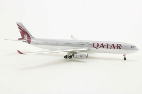 Airbus A330-300 Qatar A7-AEI Phoenix 10406 1:400 – Bild 2