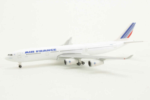 Airbus A340-300 Air France F-GLZT Herpa 504676 1:500 – Bild 3