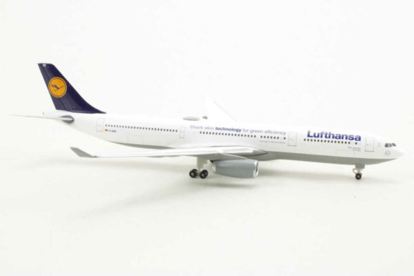 Airbus A330-300 Lufthansa "Shark skin technology" D-AIKB "Cuxhaven" Herpa 514965-003 1:500 – Bild 2