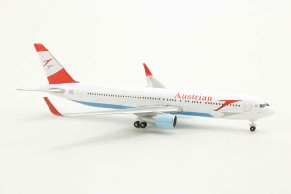 Set 2pcs Bombardier Q400 Austrian Arrows OE-LGH / Booeing 767-300ER Austrian Airlines OE-LAZ Herpa 518697 1:500 – Bild 3