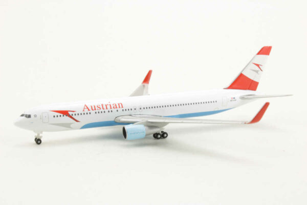 Set 2pcs Bombardier Q400 Austrian Arrows OE-LGH / Booeing 767-300ER Austrian Airlines OE-LAZ Herpa 518697 1:500 – Bild 4