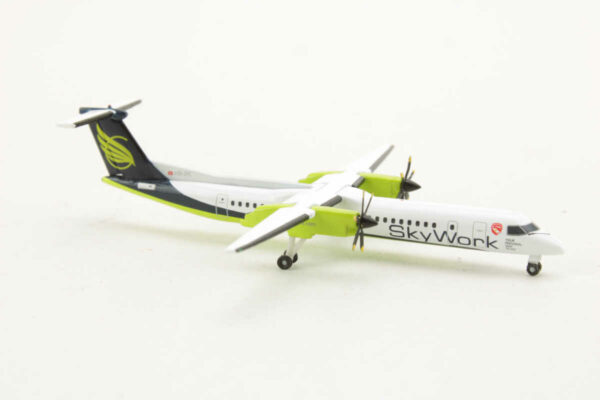 Bombardier Q400 Sky Work Airlines HB-JIK Herpa 524377 1:500 – Bild 2