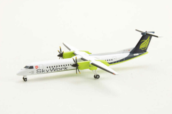 Bombardier Q400 Sky Work Airlines HB-JIK Herpa 524377 1:500 – Bild 3