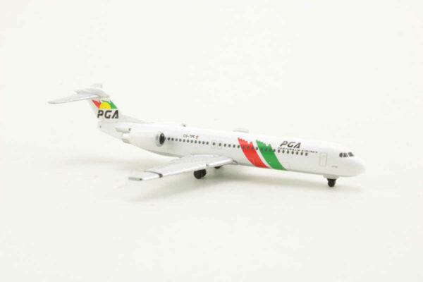 Fokker 100 PGA Portugalia Airlines "Flamingo" CS-TPC Herpa 527309 1:500 – Bild 2