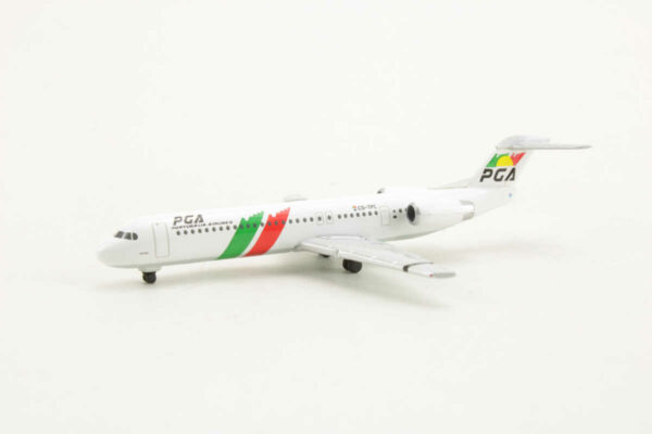 Fokker 100 PGA Portugalia Airlines "Flamingo" CS-TPC Herpa 527309 1:500 – Bild 3