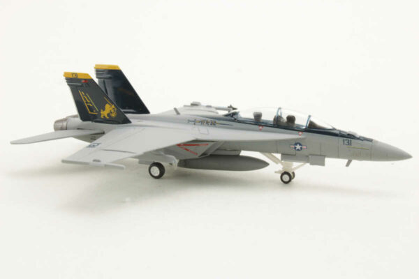 Boeing F/A-18F Super Hornet US Navy VFA-32 "Swordsmen" Herpa 551939 1:200 – Bild 2