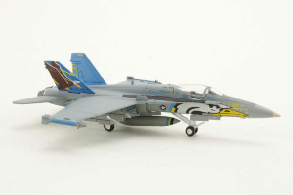 Boeing F/A-18C Hornet US Navy VFA-82 "Marauders" Herpa 552509 1:200 – Bild 2