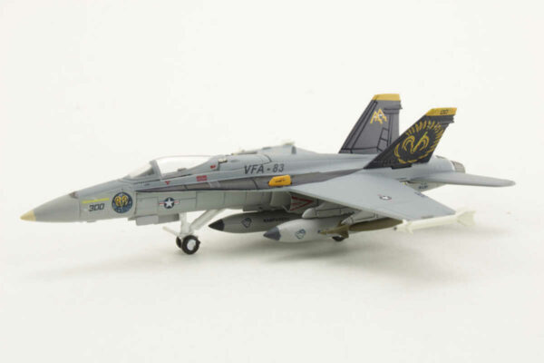 McDonnell Douglas F/A-18C Hornet US Navy VFA-83 "Rampagers" Herpa 552523 1:200 – Bild 3