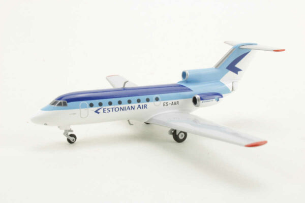 Yakovlev Yak-40 Estonian Air ES-AAR Herpa 557153 1:200 – Bild 3