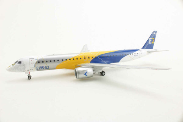 Embraer E195-E2 Eagle PR-ZIJ Herpa 572064 1:200 – Bild 3