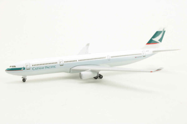 Airbus A330-300 Cathay Pacific B-HLA NG CXcitement Herpa 1:500 – Bild 3