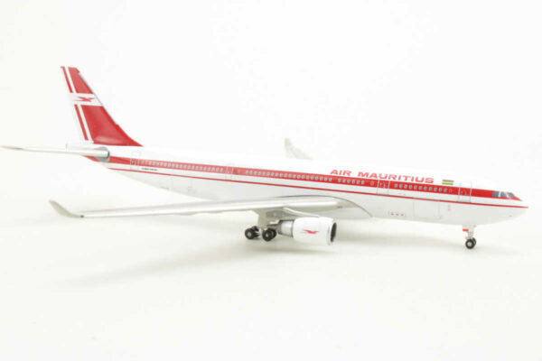 Airbus A330-200 Air Mauritius "Doric Asset Werbemodell" 1:400 – Bild 2