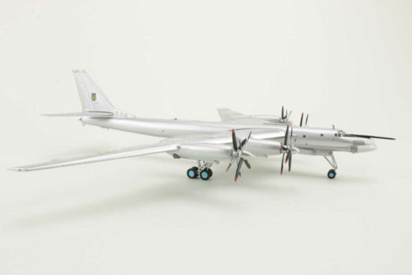 Tupolev TU-95MS "Bear" 106th Heavy Bomber Avitaion Division "01" Ukraine Herpa 556538 1:200 – Bild 2