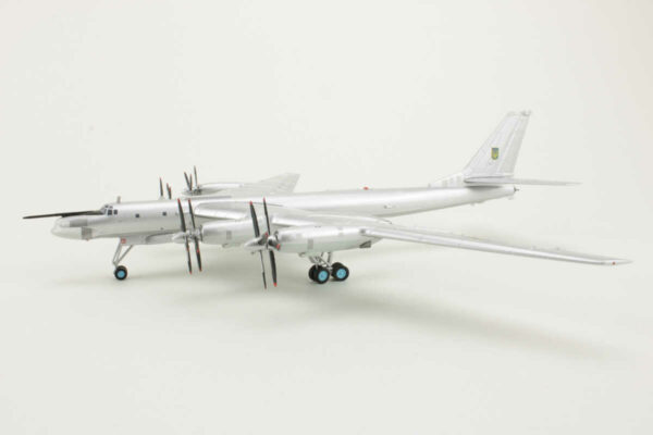 Tupolev TU-95MS "Bear" 106th Heavy Bomber Avitaion Division "01" Ukraine Herpa 556538 1:200 – Bild 3