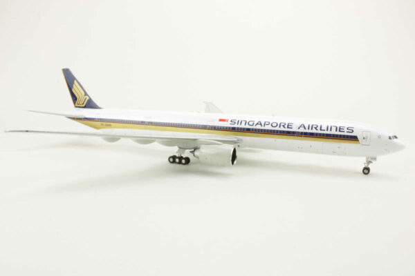 Boeing 777-312/ER Singapore Airlines 9V-SWR JC Wings XX2813 1:200 – Bild 2