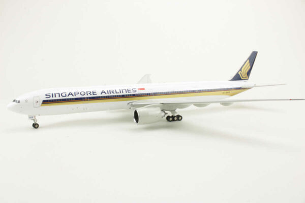 Boeing 777-312/ER Singapore Airlines 9V-SWR JC Wings XX2813 1:200 – Bild 3