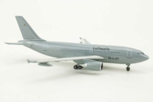 Alternative view of Airbus A310-300MRTT Luftwaffe 10+27 Herpa 517782 1:500