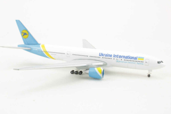 Boeing 777-200 Ukraine International UR-GOA Herpa 531122-001 1:500 – Bild 2