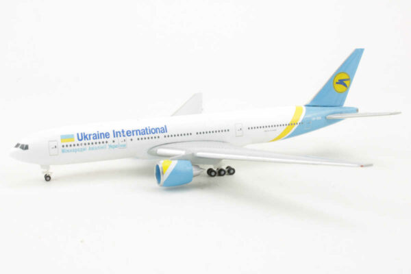 Boeing 777-200 Ukraine International UR-GOA Herpa 531122-001 1:500 – Bild 3