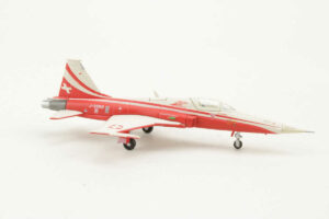 Alternative view of Northrop F-5E Patrouille Suisse "Tiger Uno J-3090" Herpa 553315 1:200