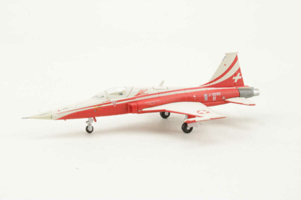 Northrop F-5E Patrouille Suisse "Tiger Uno J-3090" Herpa 553315 1:200 – Bild 3