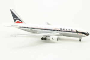 Alternative view of Boeing 767-200 Delta Air Lines "Spirit of Delta" N102DA Aeroclassics AC419399 1:400