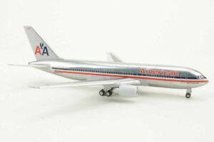 Alternative view of Boeing 767-200 American Airlines N303AA BlueBox BBX41650 1:400