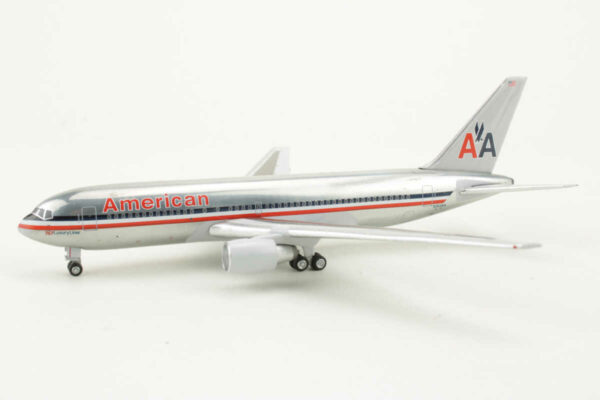 Boeing 767-200 American Airlines N303AA BlueBox BBX41650 1:400 – Bild 3
