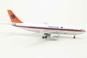 Alternative view of Airbus A300 Hapag-Lloyd D-AHLA Aeroclassics 1:400