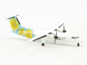 Alternative view of De Havilland DHC8-300 A-net "Himawari" JA802K Hogan DH58002 1:500