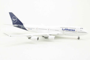 Alternative view of Boeing 747-400 Lufthansa D-ABVM Gemini Jets GJDLH1826 1:400