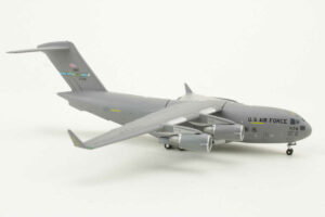 Alternative view of Boeing C-17 Globemaster III United States Air Force USAF Dover AFB Gemini Macs GMUSA067 1:400