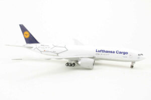 Alternative view of Boeing 777-200LRF Lufthansa Cargo D-ALFE JC Wings XX4076 1:400