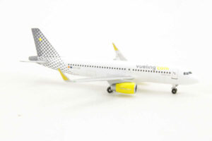 Alternative view of Airbus A320 Vueling EC-LUO Herpa 528993 1:500
