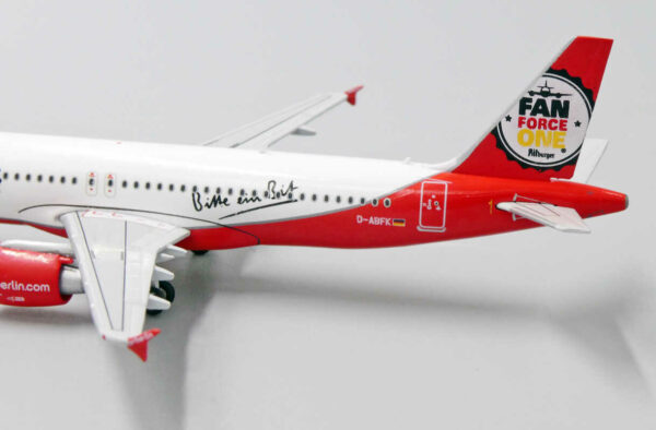 Airbus A320 Air Berlin "Fan Force One" D-ABFK JC Wings LH4096 1:400 – Bild 10