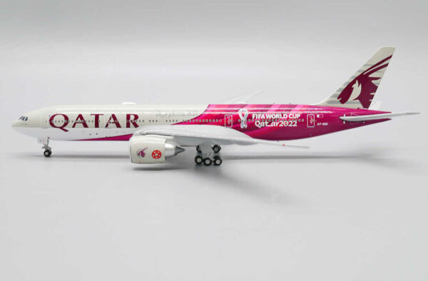 Boeing 777-200LR Qatar Airways "World Cup Livery" A7-BBI JC Wings XX40011 1:400 – Bild 5