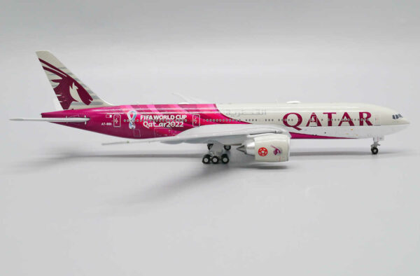 Boeing 777-200LR Qatar Airways "World Cup Livery" A7-BBI JC Wings XX40011 1:400 – Bild 4